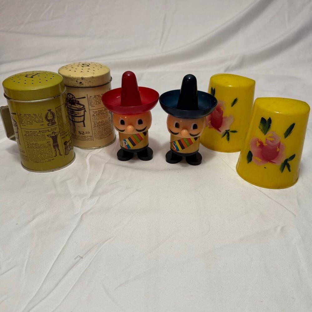 Vintage Mixed Lot of Salt and Pepper Shakers *READ* Retro Grandmacore MCM